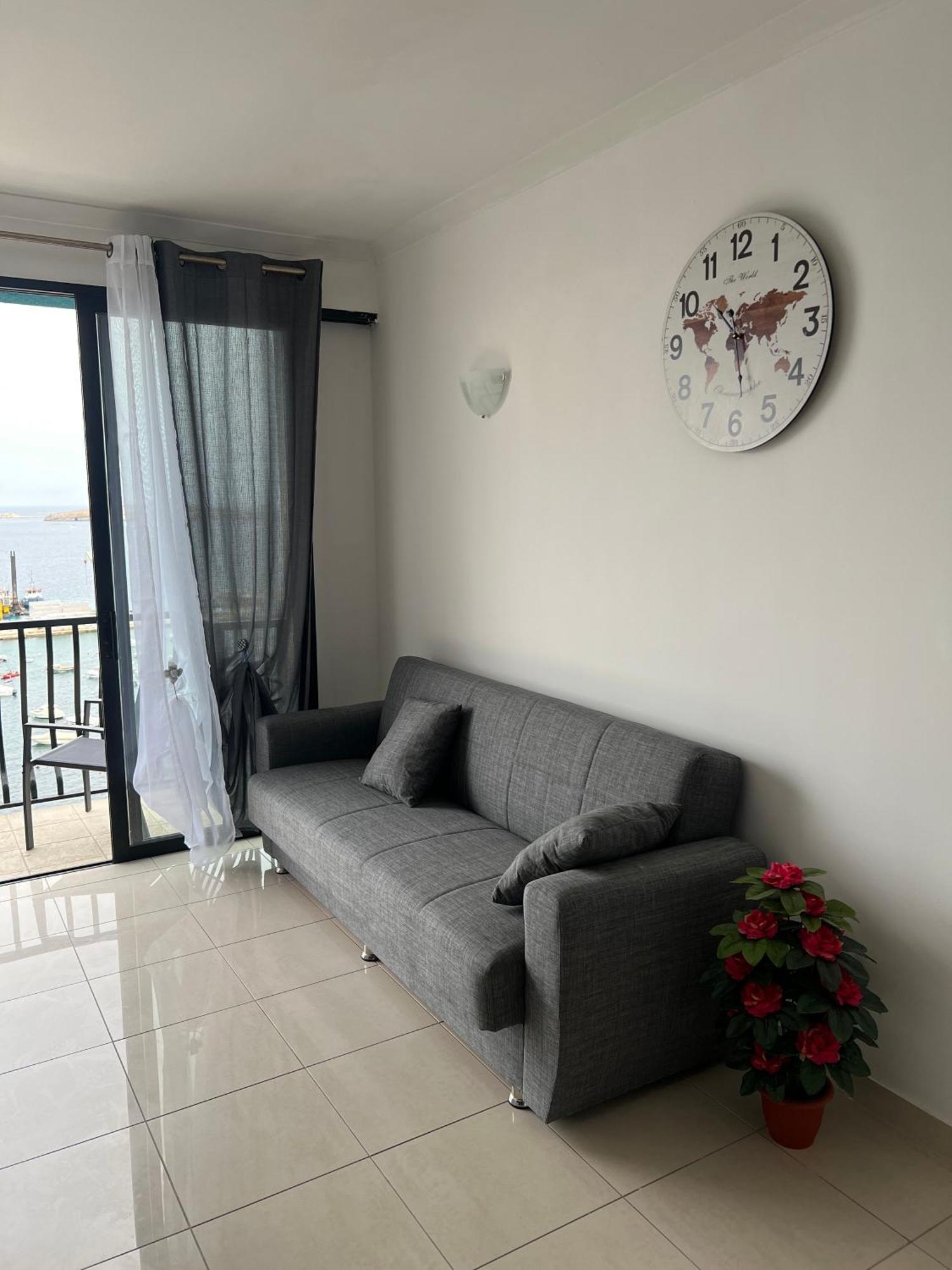 Апартаменты Sea View Penthouse Сент-Полс-Бей Экстерьер фото