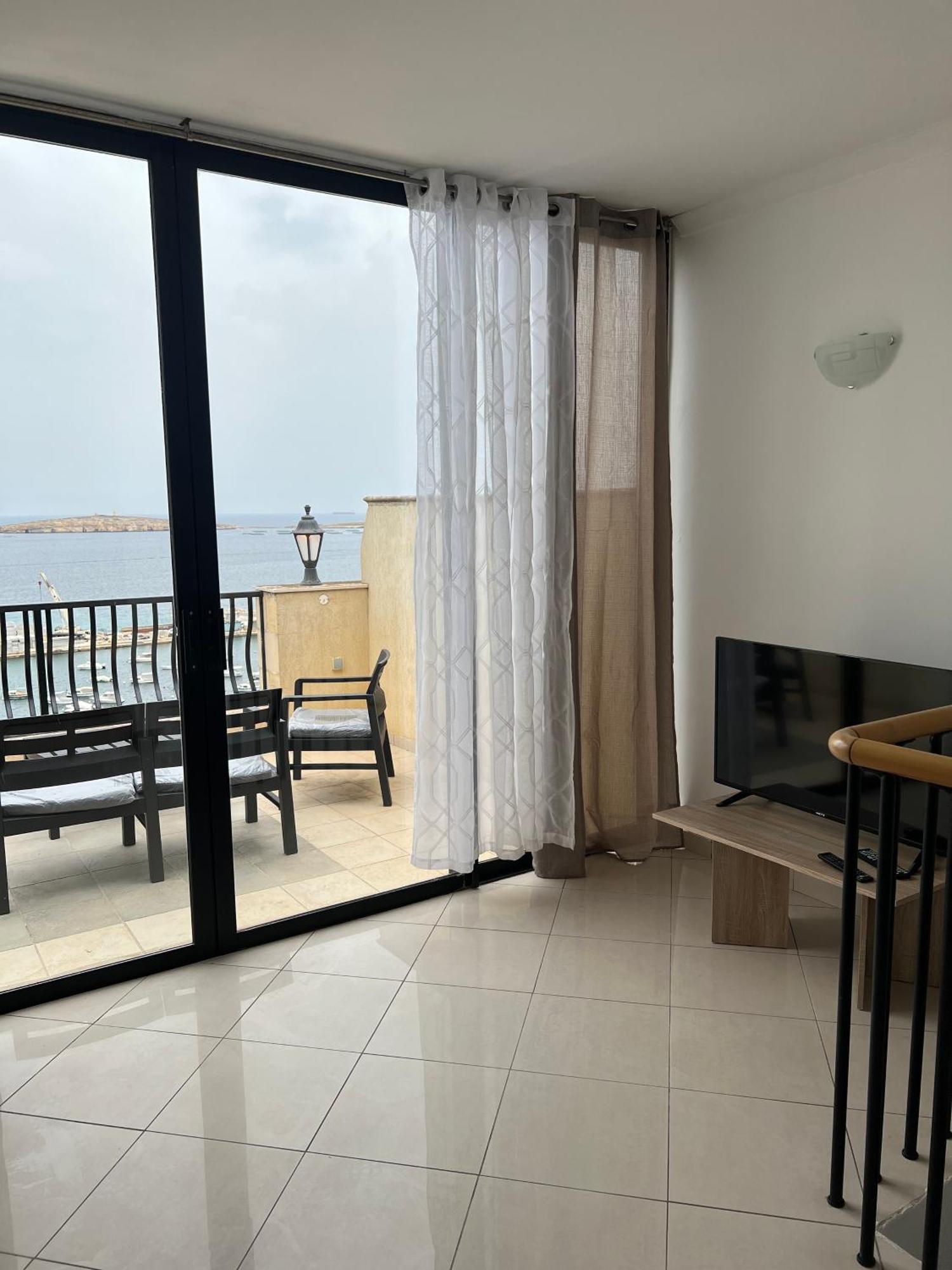 Апартаменты Sea View Penthouse Сент-Полс-Бей Экстерьер фото